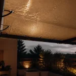 Bache pour pergola PVC ivoire tendue, œillets et fixation sur les bords