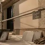 Crépi ou enduit extérieur : façade fraîchement enduite sur échafaudage