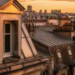 Toiture zinc Paris avec lucarne et lumière dorée