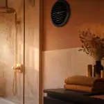 VMC dans salle de bain moderne murs terracotta