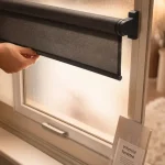 Comment occulter une fenêtre sans rideau : store occultant et film dépoli pour intimité