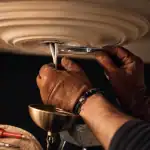 Installer luminaire plafond : câbles et fixation au plafond