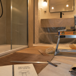 Renover une salle de bain : receveur, sol vinyle et niveau en rénovation
