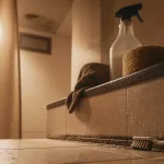 Comment enlever moisissure salle de bain : joint silicone noirci brossé et nettoyage