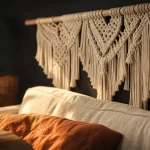 Déco macramé : tenture murale en coton écru sur baguette en bois
