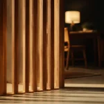 Fabriquer claustra bois : tasseaux verticaux en intérieur, séparation entrée bureau