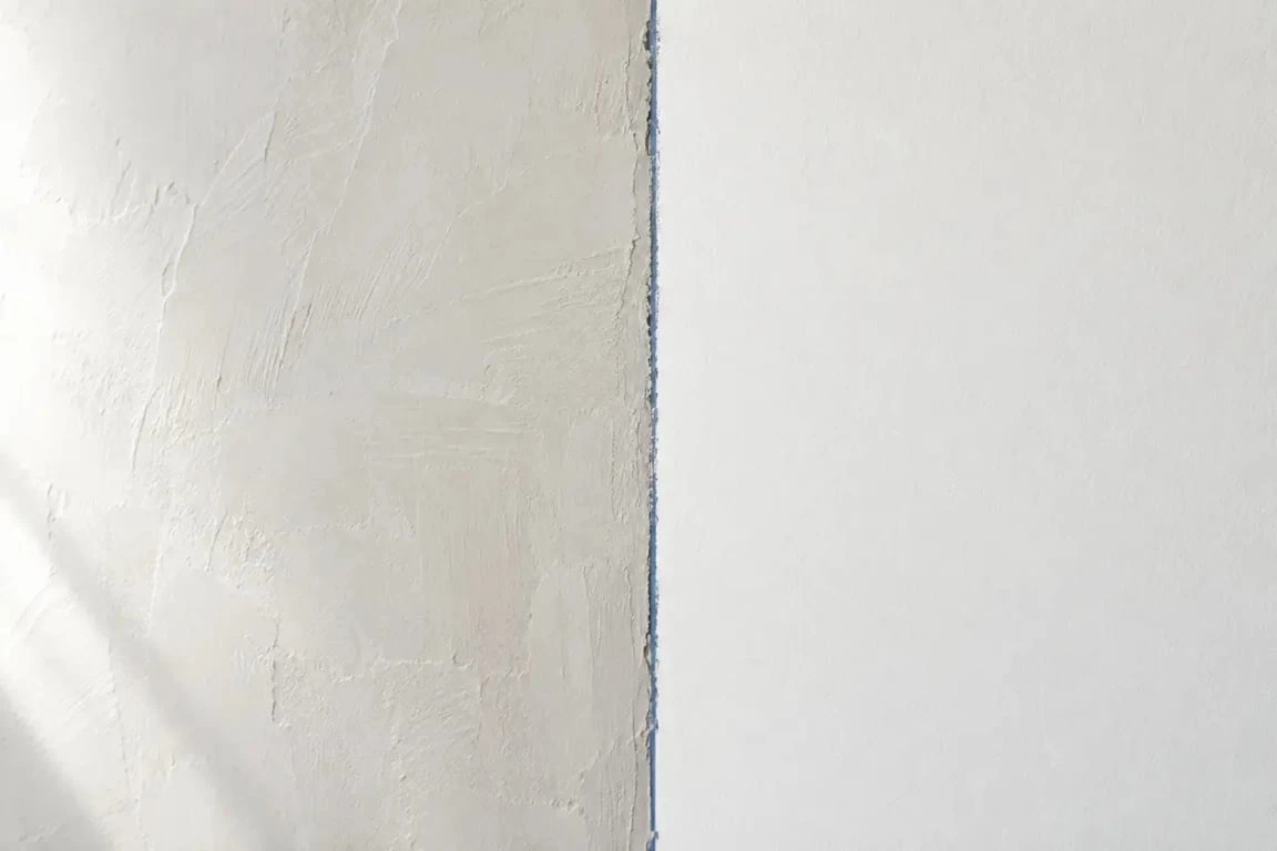 Rénovation sans se ruiner avec plâtrerie et peinture Dulger sur mur préparé et repeint