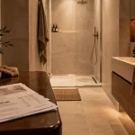 Idée carrelage pour petite salle de bain : grands formats beiges et joints fins